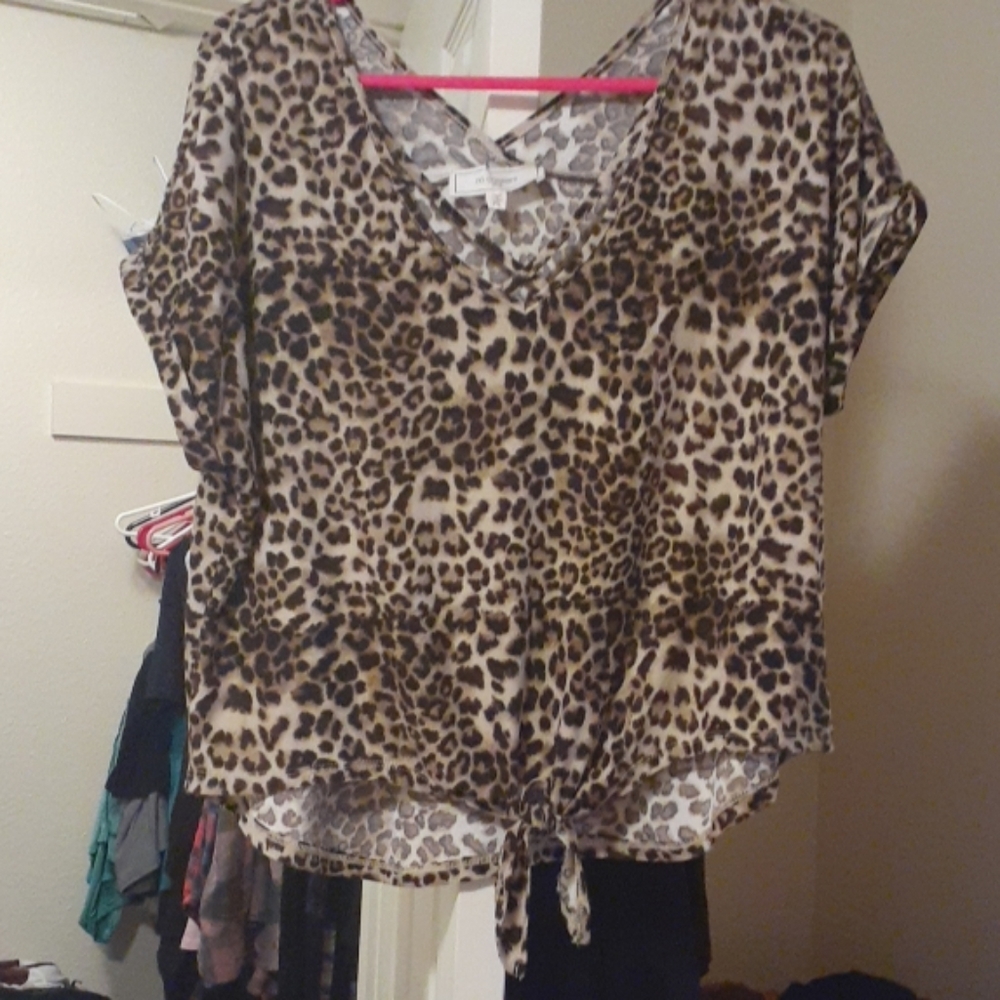 Leopard pattern. Tie t shirt